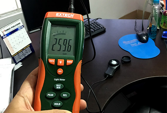Estudios de Iluminación de puestos de trabajo, Alumbrado Público RETILAP y/o ISO 8995 Iluminación de puestos de trabajo en interiores, Luxómetro, ISO 17025 en laboratorio acreditado por ONAC. ¿Qué es la Luxometría? ¿Quién presta el servicio de alumbrado público? ¿Cómo medir o Lux de un ambiente? ILUMINACION EN EL AMBIENTE LABORAL ¿Cómo calcular la intensidad de luz necesaria para tus ambientes? Empresas de iluminación en Colombia.